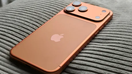 Un smartphone cu design elegant, cu un finisaj metalic și camere distincte.