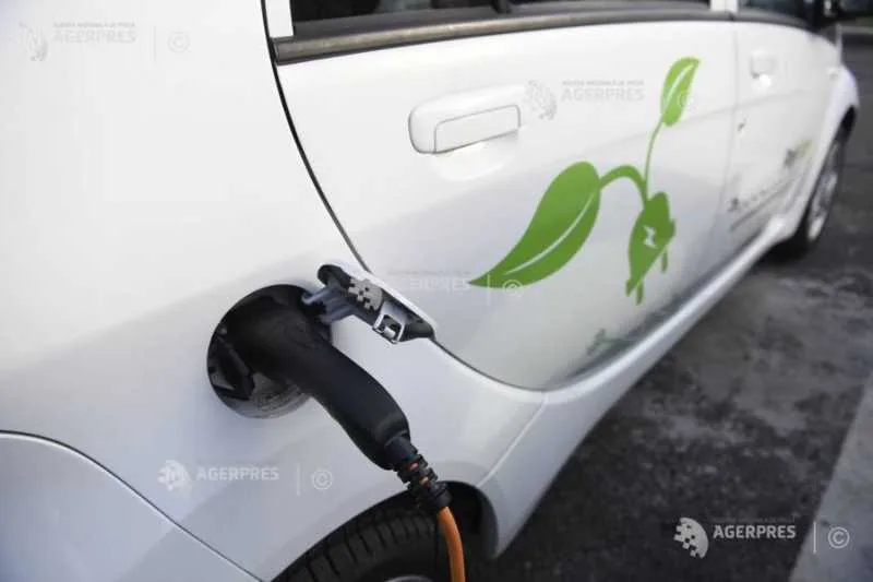 Mașină electrică în proces de încărcare, simbol al tranziției ecologice.