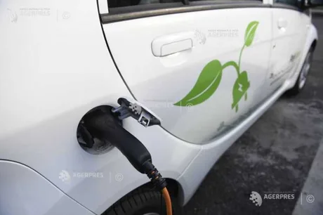 Mașină electrică în proces de încărcare, simbol al tranziției ecologice.