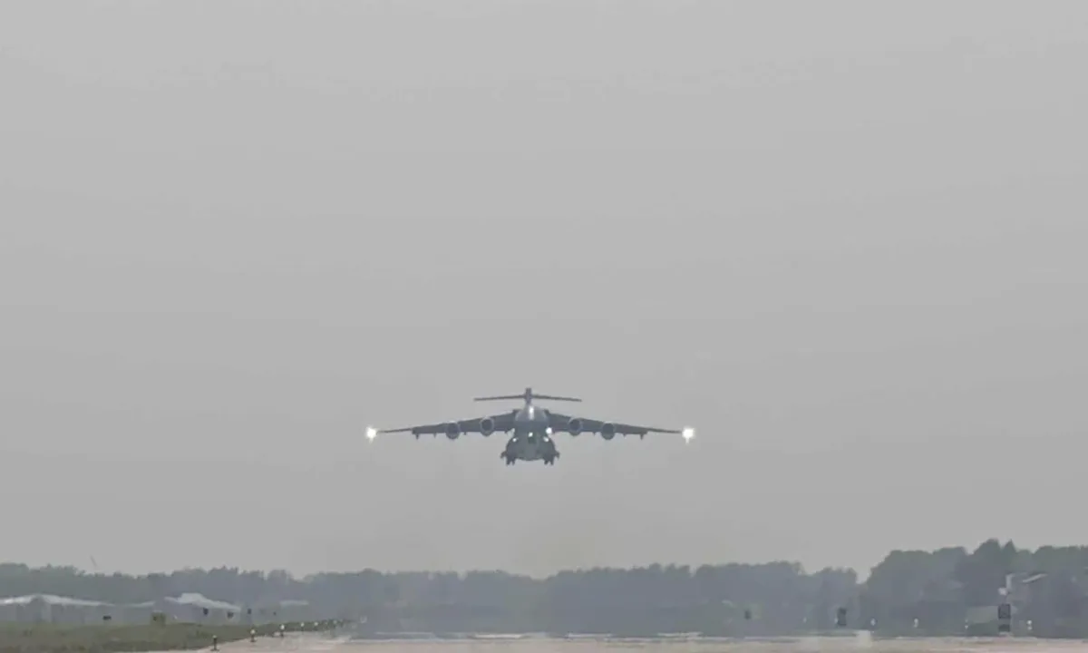Avionul Y-20B decolând pentru o misiune internațională importantă.