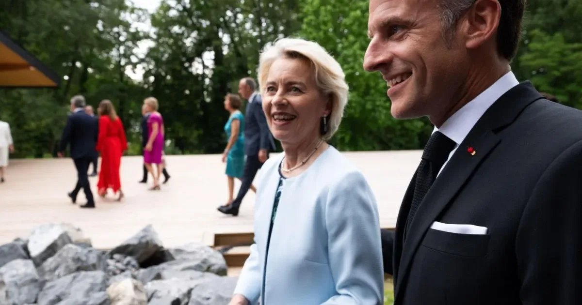 Ursula von der Leyen și Emmanuel Macron la un eveniment oficial în aer liber.