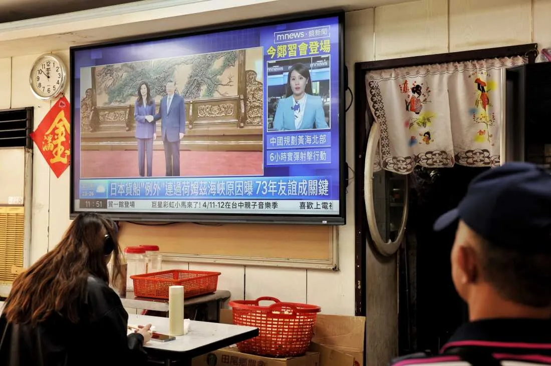 Cheng Li-wun discută despre relațiile Taiwan-China într-un restaurant.