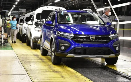 Automobile Dacia pe linia de producție, evidențiind inovația din industria auto.