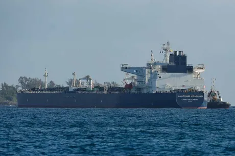 Vapor de transport maritim pentru exportul de țiței în portul rusesc.