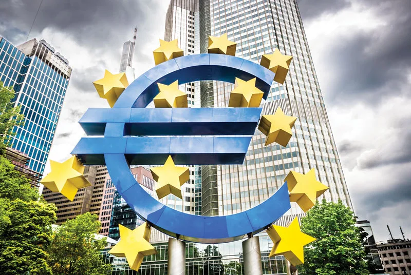 Simbolul euro în fața clădirilor Băncii Centrale Europene.