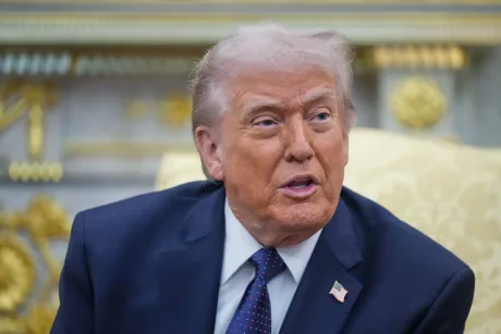 Donald Trump discută despre strategii în contextul tensiunilor din Orientul Mijlociu.