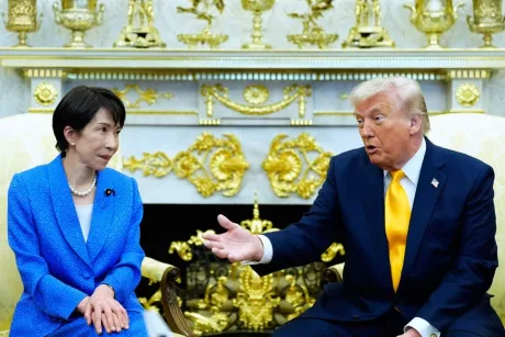 Ministrul japonez al Finanțelor discutând despre intervenția valutară cu oficiali americani.