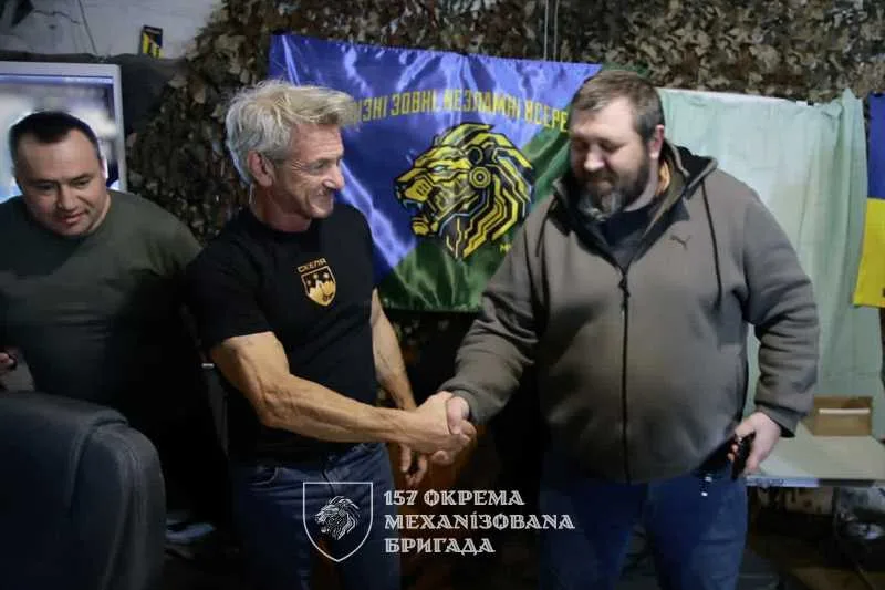 Sean Penn strângând mâna cu soldați ucraineni în Donețk.
