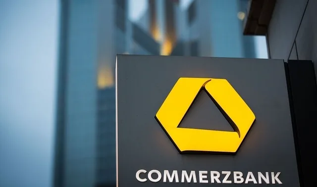 Logo-ul Commerzbank pe fundalul clădirilor din Frankfurt.