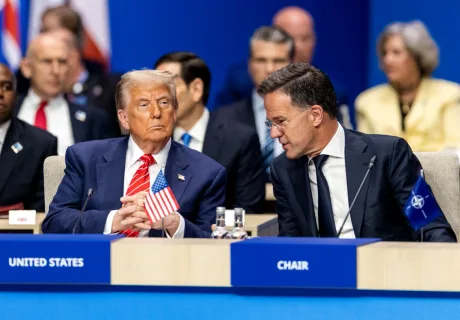 Discuții tensionate între liderii NATO la o reuniune recentă.
