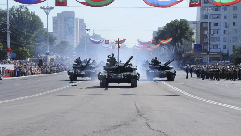 Parada militară cu tancuri pe străzile din Transnistria, simbol al tensiunilor regionale.