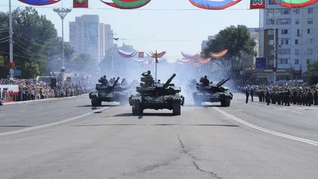 Parada militară cu tancuri pe străzile din Transnistria, simbol al tensiunilor regionale.