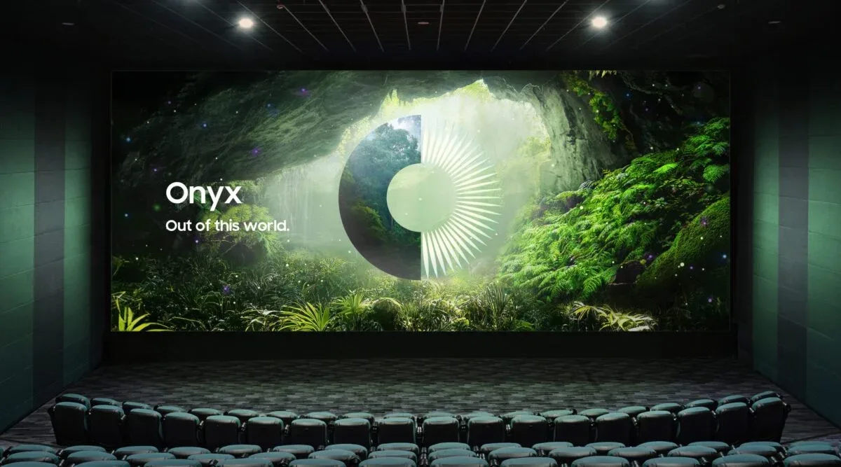 Ecran LED de mari dimensiuni într-o sală de cinema modernă.