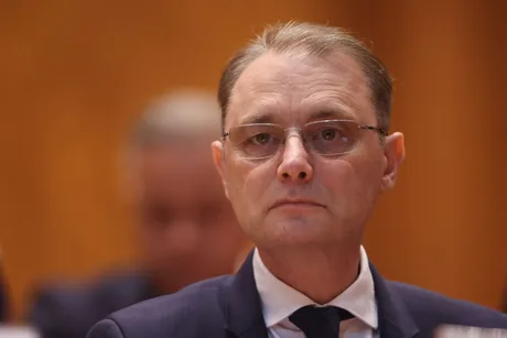 Luca Niculescu, noul premier, pregătit pentru prima ședință de guvern.