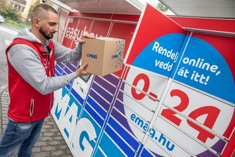 Un angajat eMAG pregătește un colet pentru livrare la un automat.