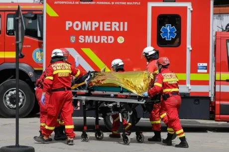 Intervenție a echipajelor de urgență pentru salvarea militarilor răniți.