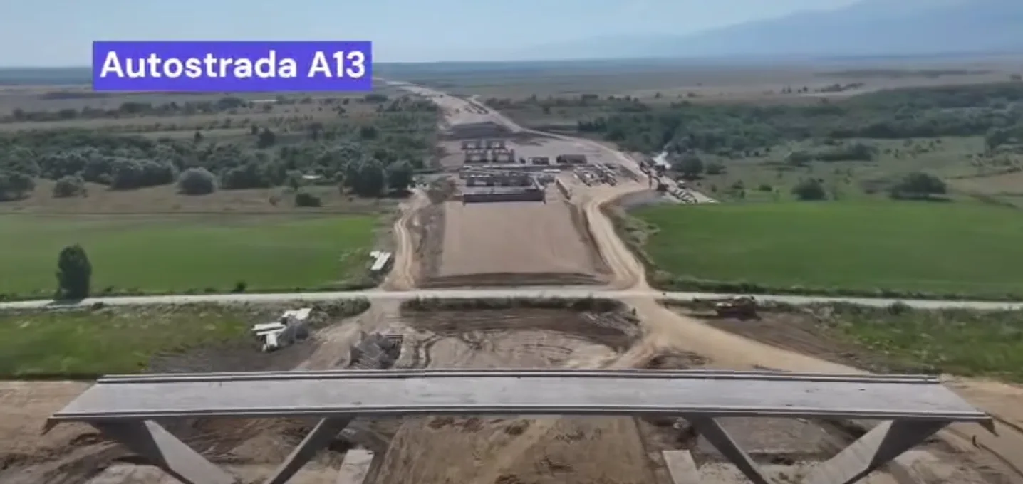 Progresul lucrărilor la autostrada Sibiu–Făgăraș, cu un pod impresionant în prim-plan.