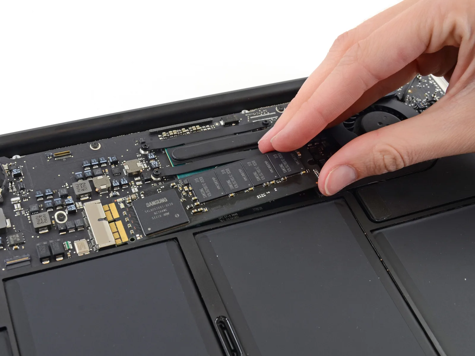 Componentă electronică dintr-un dispozitiv Apple, cu memorie DRAM vizibilă.