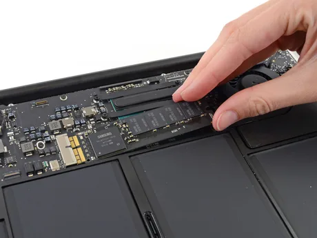 Componentă electronică dintr-un dispozitiv Apple, cu memorie DRAM vizibilă.