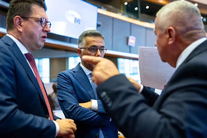 Discuții intense între europarlamentari despre reglementările de mediu.