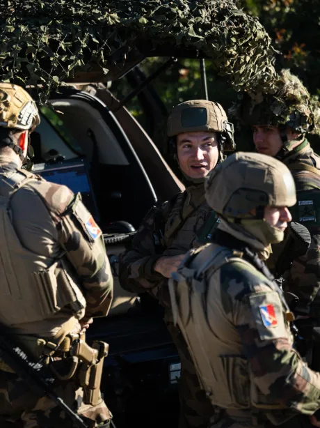Soldați elvețieni în echipament militar, pregătiți pentru acțiune.