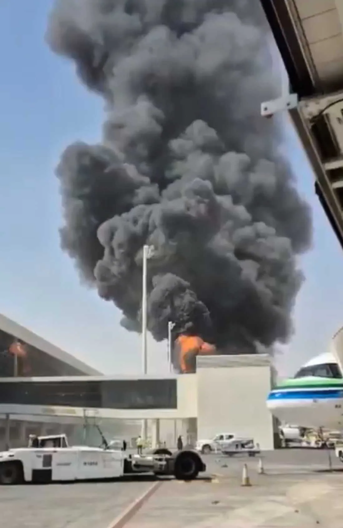 Fum gros se ridică deasupra unui aeroport din Riyadh după un atac cu rachetă.