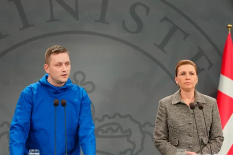 Premierul din Groenlanda și cel din Danemarca discută despre relațiile internaționale.
