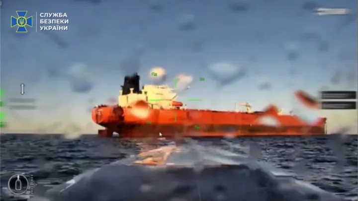 Atac cu drone asupra petrolierei rusești în Marea Neagră.