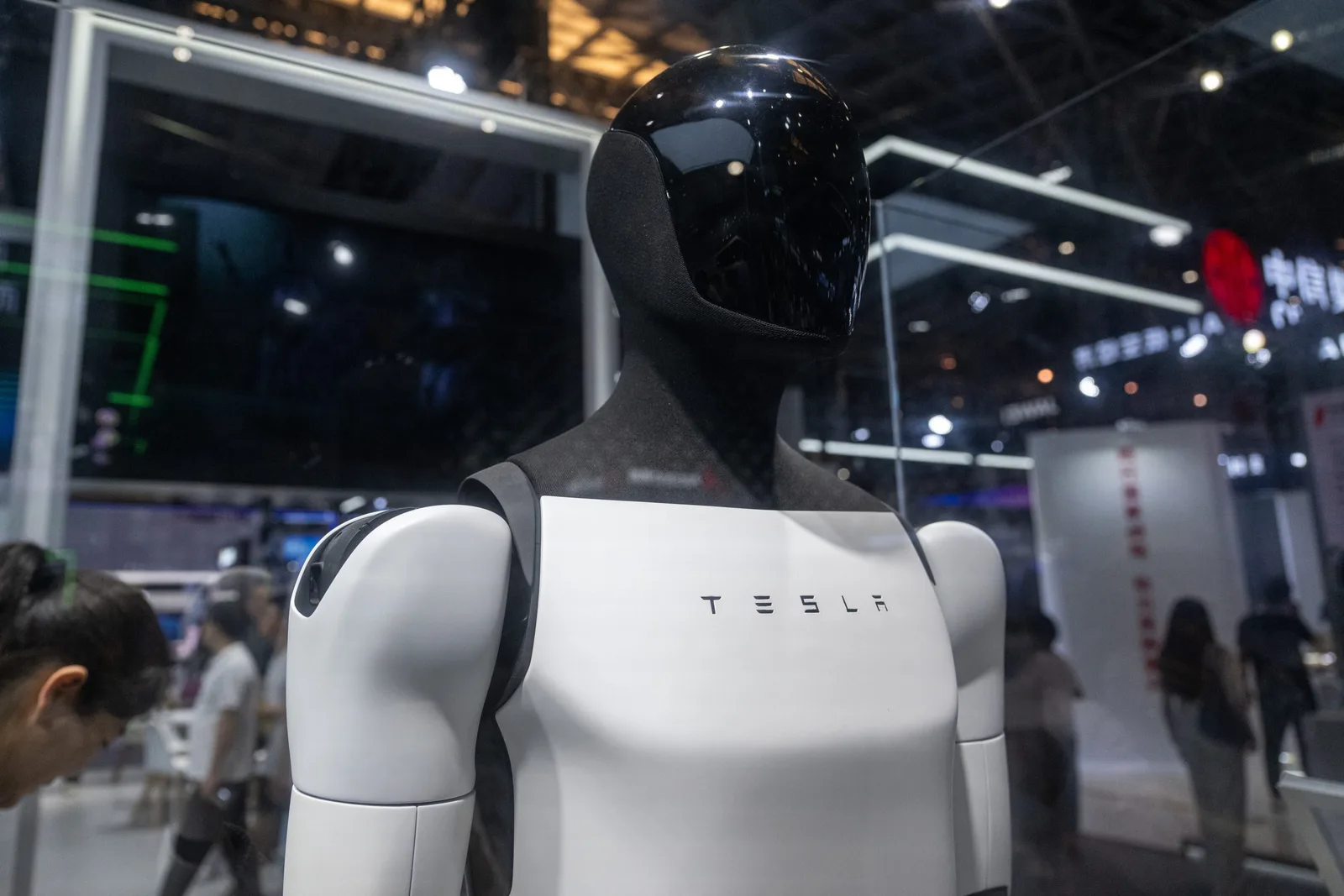 Robotul umanoid Tesla Optimus expus la un eveniment tehnologic recent.