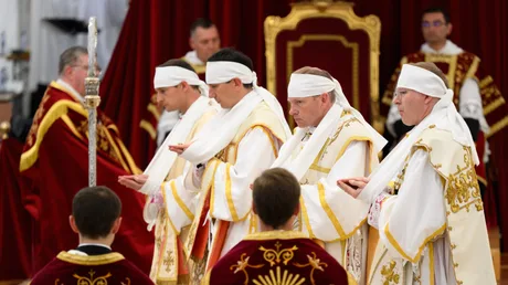Episcopi în timpul unei ceremonii religioase, cu veșminte tradiționale.