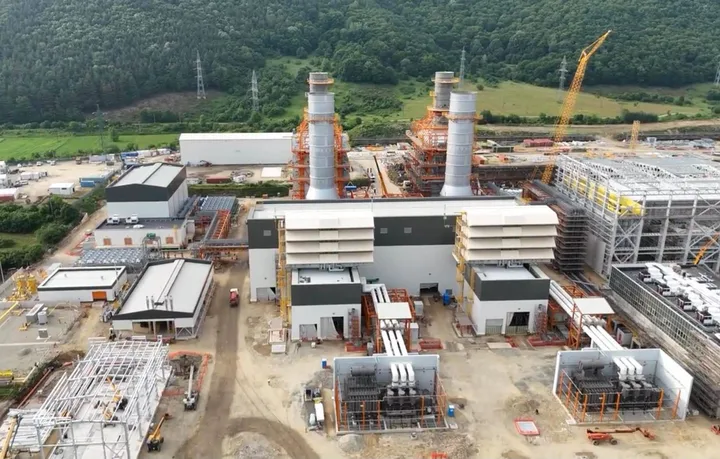 Centrala Mintia în timpul testelor pentru turbina pe gaz TG1.