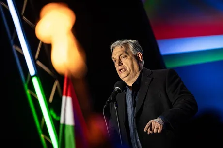 Viktor Orbán vorbește la congresul Fidesz, sub steagul partidului.