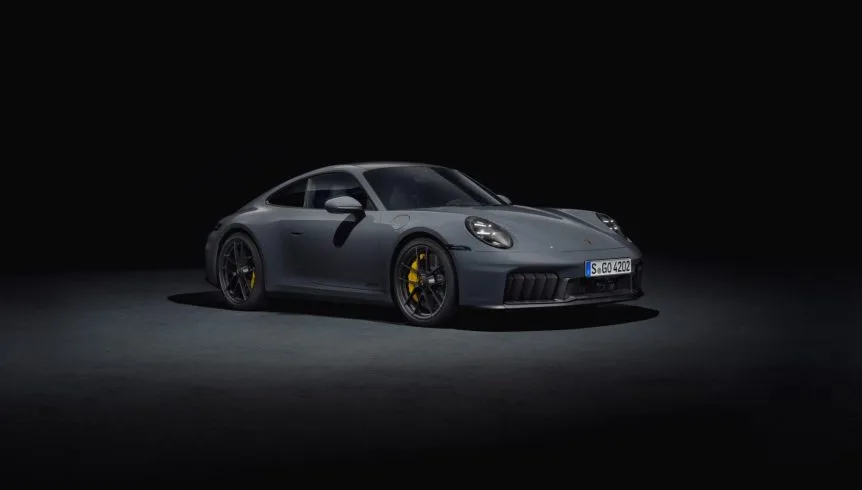 Porsche 911 într-o prezentare elegantă pe fundal întunecat.