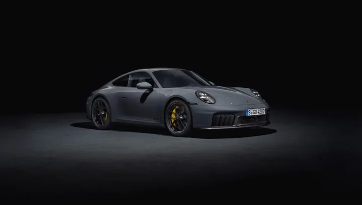 Porsche 911 într-o prezentare elegantă pe fundal întunecat.