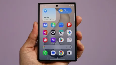 Un telefon pliabil modern, cu un ecran vibrant și aplicații deschise.