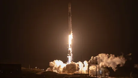 Lansarea rachetei Falcon 9 de la baza Vandenberg în noaptea întunecată.
