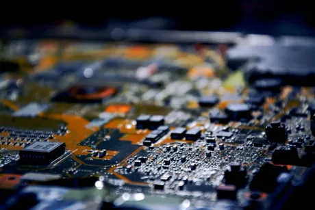 Detaliu al unui circuit imprimat cu componente electronice complexe.
