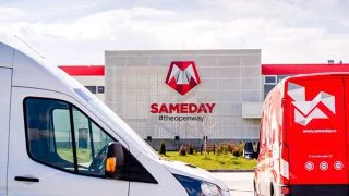Sediul Sameday, cu vehicule de livrare parcate în față.