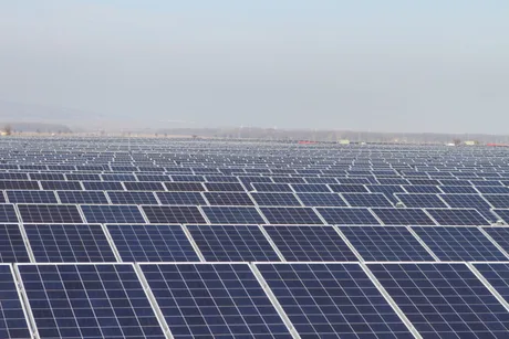 Panouri solare amplasate pe un câmp vast, captând energia solară.