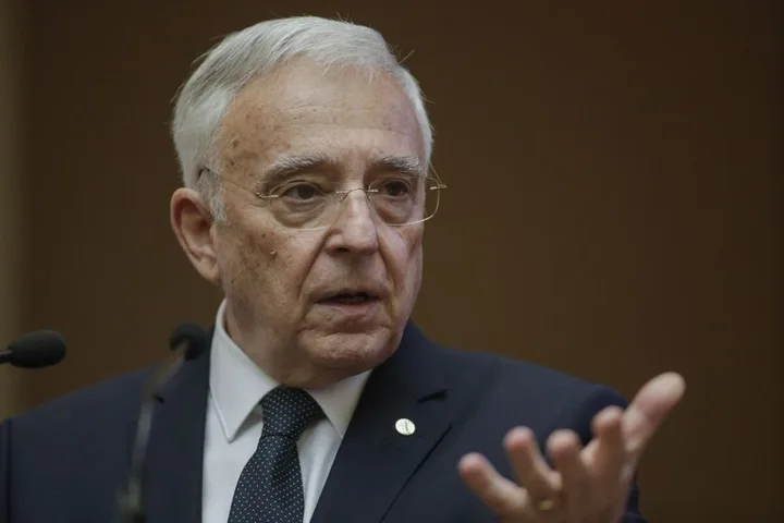 Mugur Isărescu discutând despre problemele legate de ROBOR și bănci.