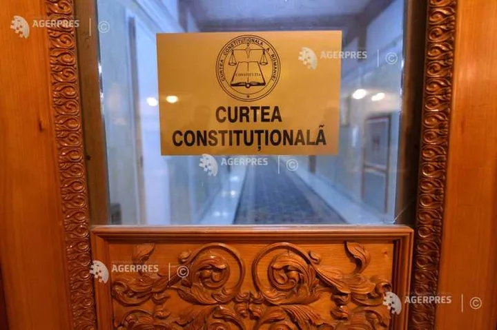 Intrarea în Curtea Constituțională, simbol al justiției românești.