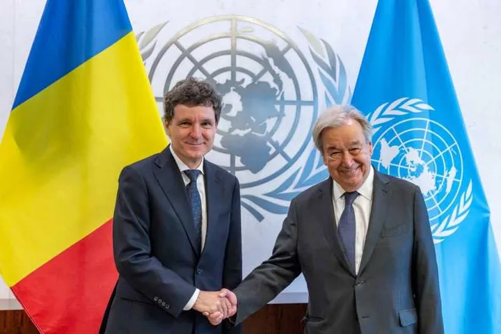 Nicușor Dan și Antonio Guterres se salută la sediul ONU în New York.
