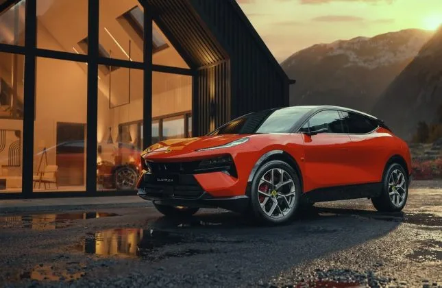 Noua mașină Lotus Eletre parcată lângă o clădire modernă în natură.