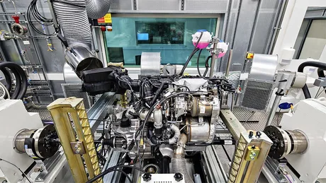 Motor de testare cu uleiuri de vâscozitate mică, evidențiind uzura accelerată.