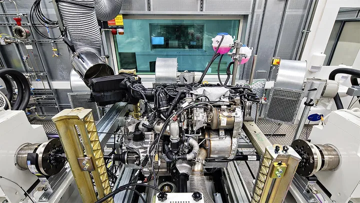 Motor de testare cu uleiuri de vâscozitate mică, evidențiind uzura accelerată.