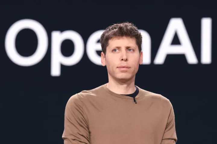 Sam Altman discutând despre inovațiile OpenAI pentru IMM-uri.
