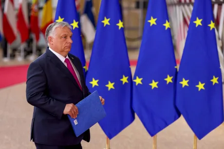 Viktor Orban la Bruxelles, în fața steagurilor Uniunii Europene.
