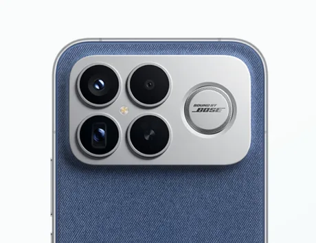 Detaliu al camerei unui smartphone cu lentile multiple și logo Bose.