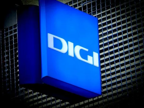Logo-ul companiei Digi Communications pe un fundal albastru.