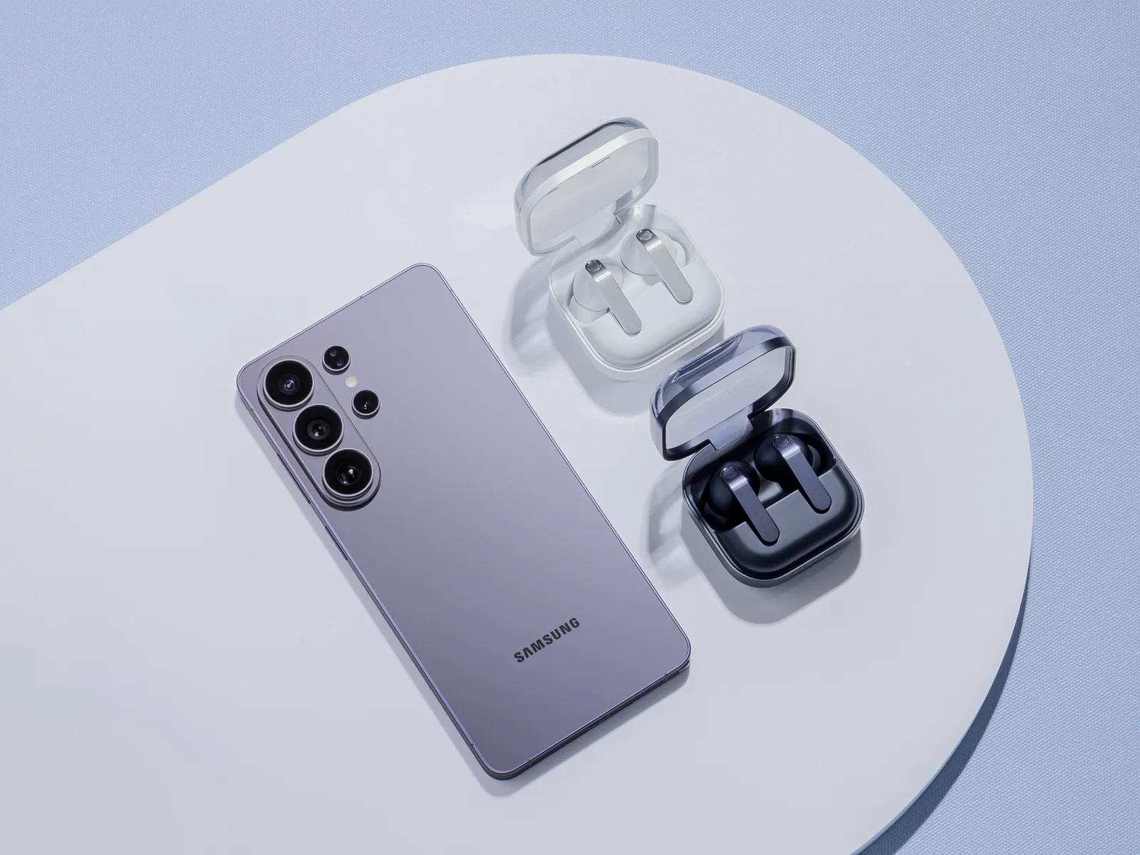 Un smartphone Samsung și căști Galaxy Buds4 Pro pe un fundal minimalist.